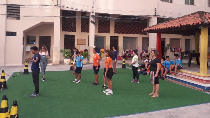 Aula de dança de salão para as crianças da ONG Operárias de Jesus.